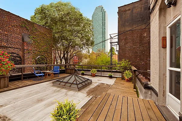 Rented by CORE | media 12