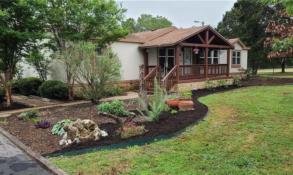 1st image of 203 Sunny Oaks Dr