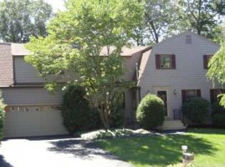 5 Wagon Trl, Nashua, NH 03062