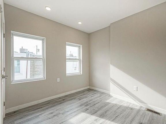 Very large master bedroom with 2 window and very big closet.