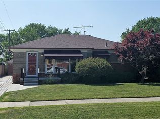 21901 Malvern St, Saint Clair Shores, MI 48080