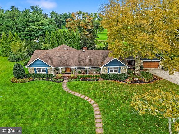 2nd image of 205 Hickory Ln