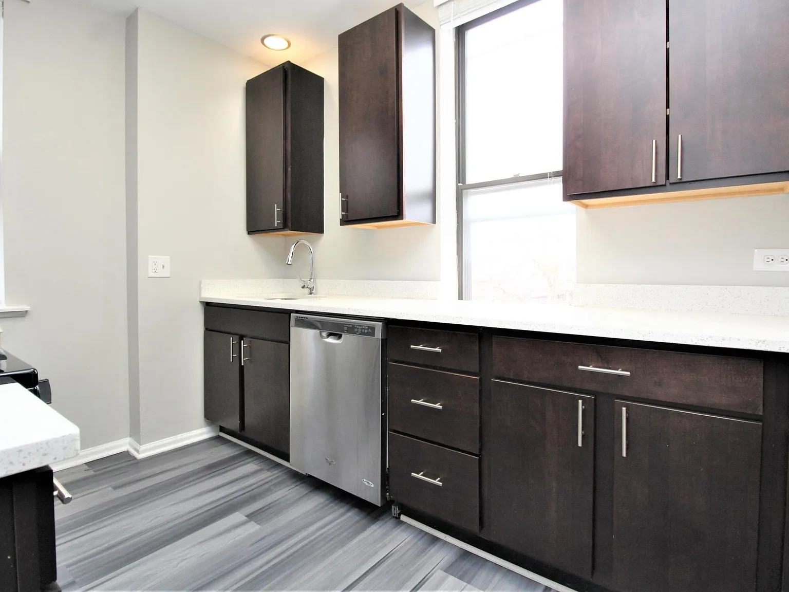 2 bed, 900 sqft, $3,761 — Photo 3