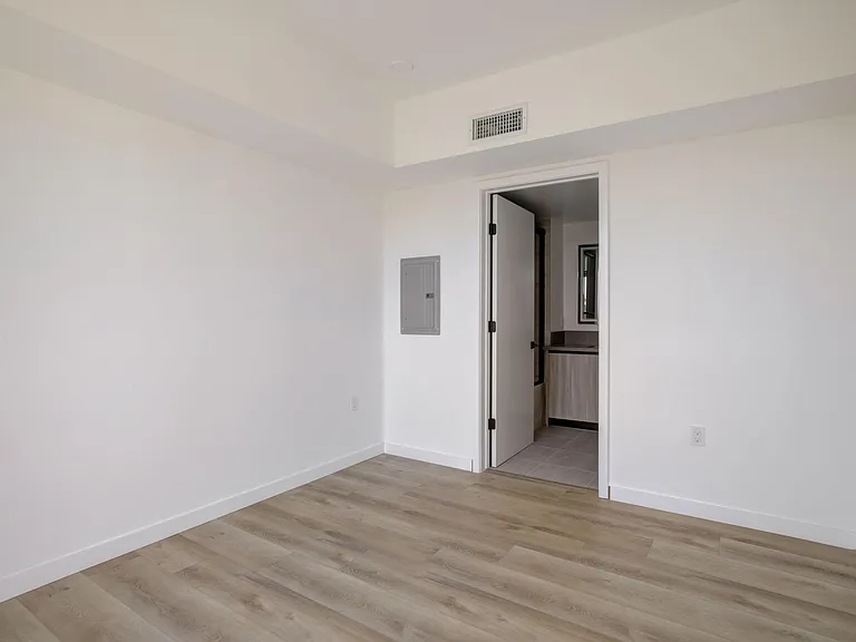 Fairfax Apartments — Photo 43