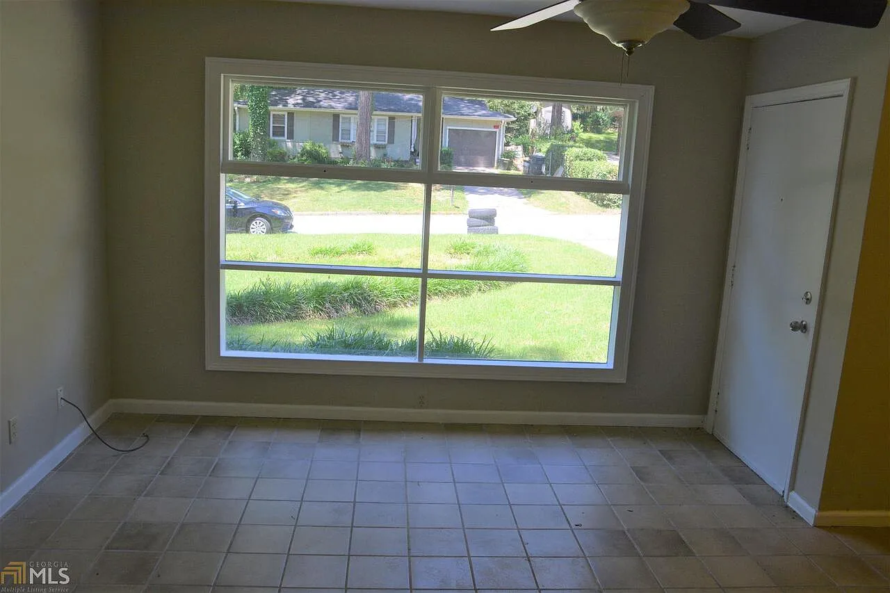 3 bed, 1.0 bath, 1031 sqft, $1,650 — Photo 3