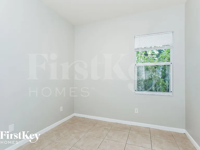 1700 NE 37th Pl — Photo 11