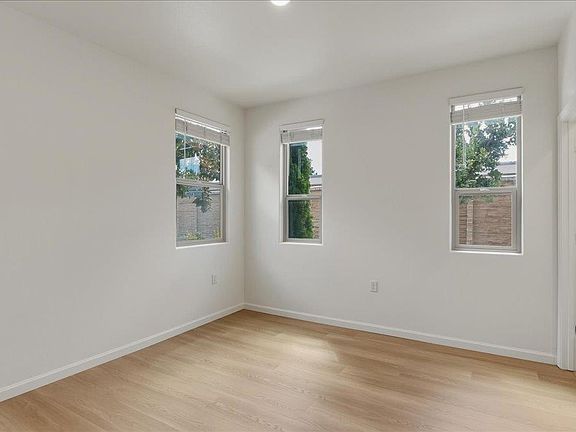5th image of 25423 Parklane Dr