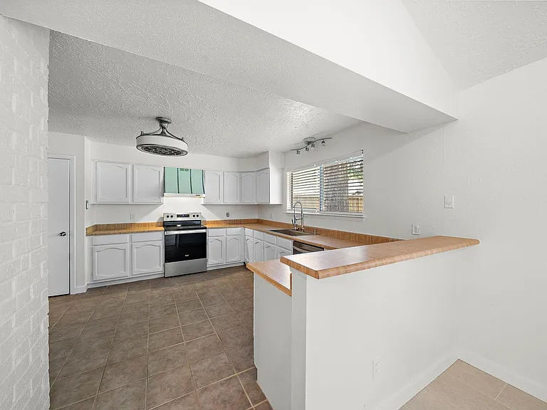 13815 Grosvenor St — Photo 13