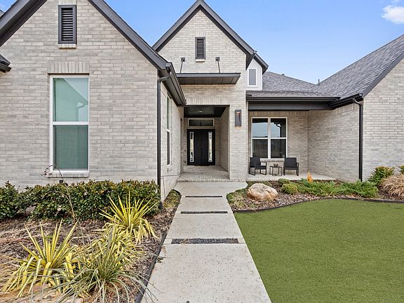 3rd image of 1405 Custer Ct