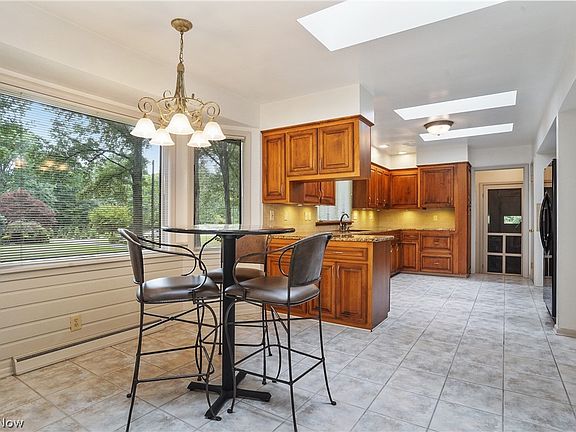 3rd image of 1525 Woodland Ln