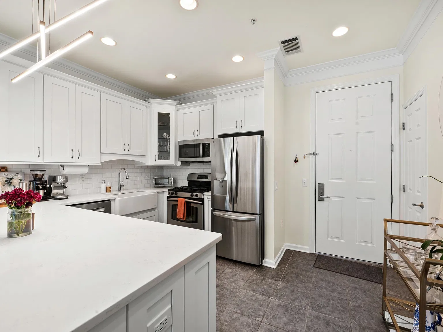 1 bed, 1.0 bath, $4,100 — Photo 4
