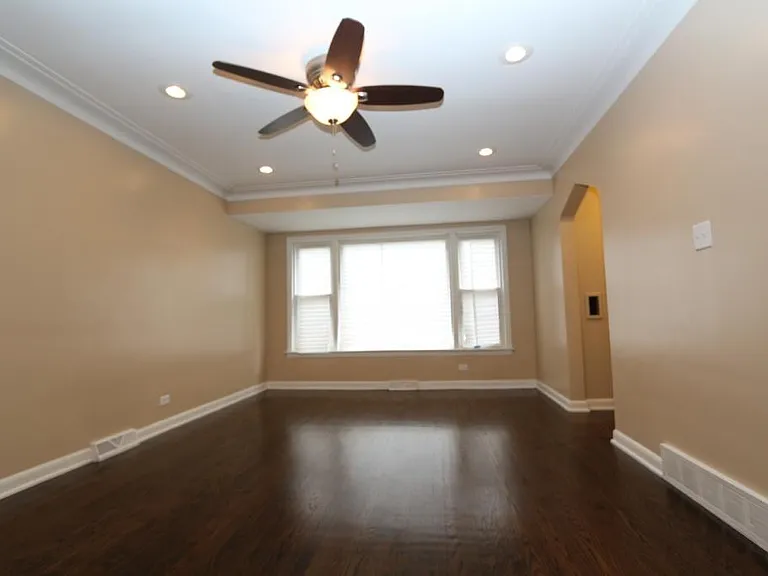 8553 S Oglesby Ave — Photo 4