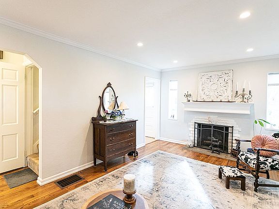 3rd image of 400 Claranna Ave