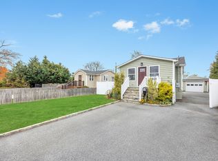 21 Ireland Pl, Copiague, NY 11726