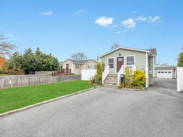 21 Ireland Place, Copiague, NY 11726