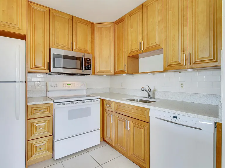 175 Valencia Dr #H — Photo 6