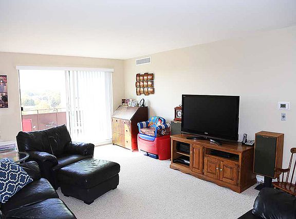 5th image of 700 Wellington Ave Unit 512