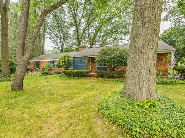 45 Shire Oaks Dr, Pittsford, NY 14534