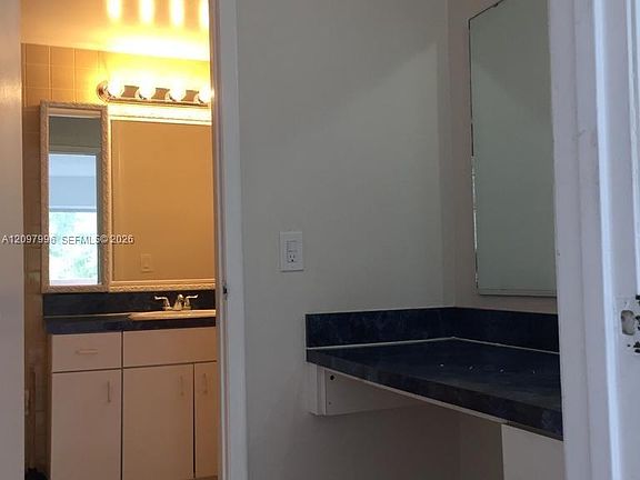 5th image of 400 NE 18th Ave APT 202