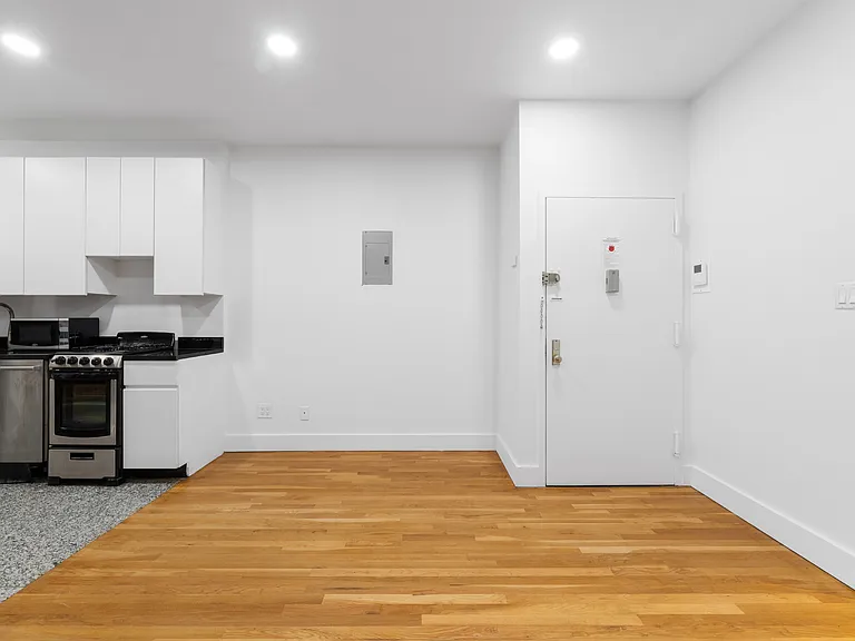 229 E 53rd St #3-E — Photo 4