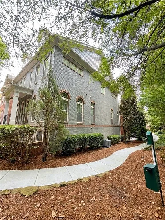 3 bed, 3.5 bath, 1975 sqft, $3,800 — Photo 2