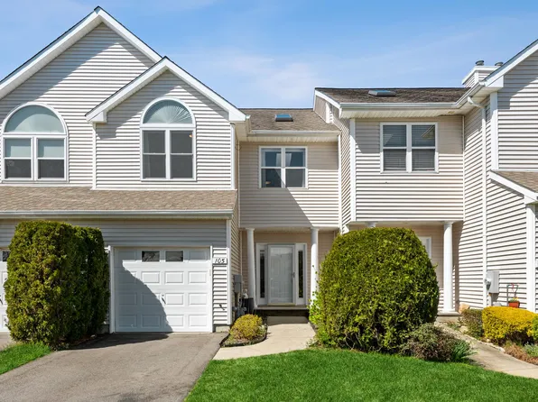 105 Willow Pond Dr, Riverhead, NY 11901