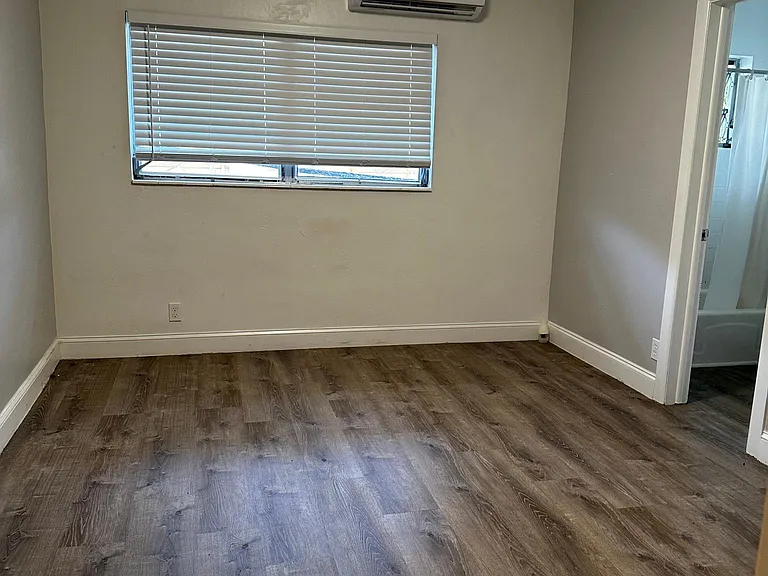 840 NE 17th St — Photo 11