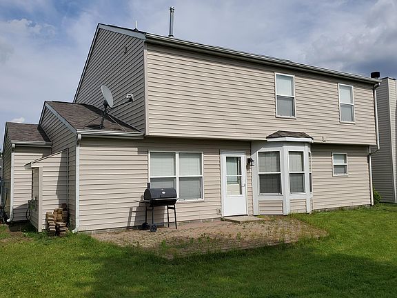 Large private back yard w/ patio