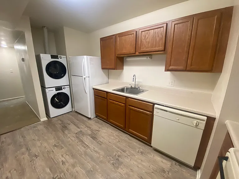 County Green Apartments — Photo 43