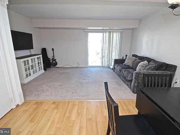 4th image of 102 Leeds Ct E