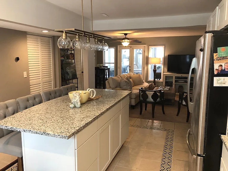 415 Carriage Ln — Photo 4
