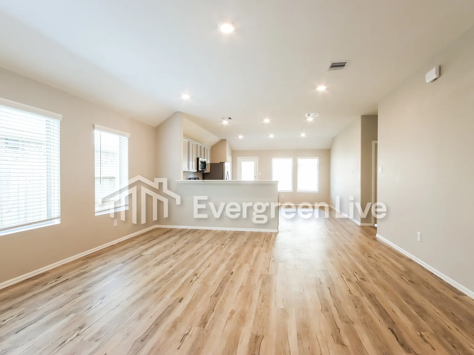 4 bed, 2.0 bath, 1922 sqft, $1,895 — Photo 4