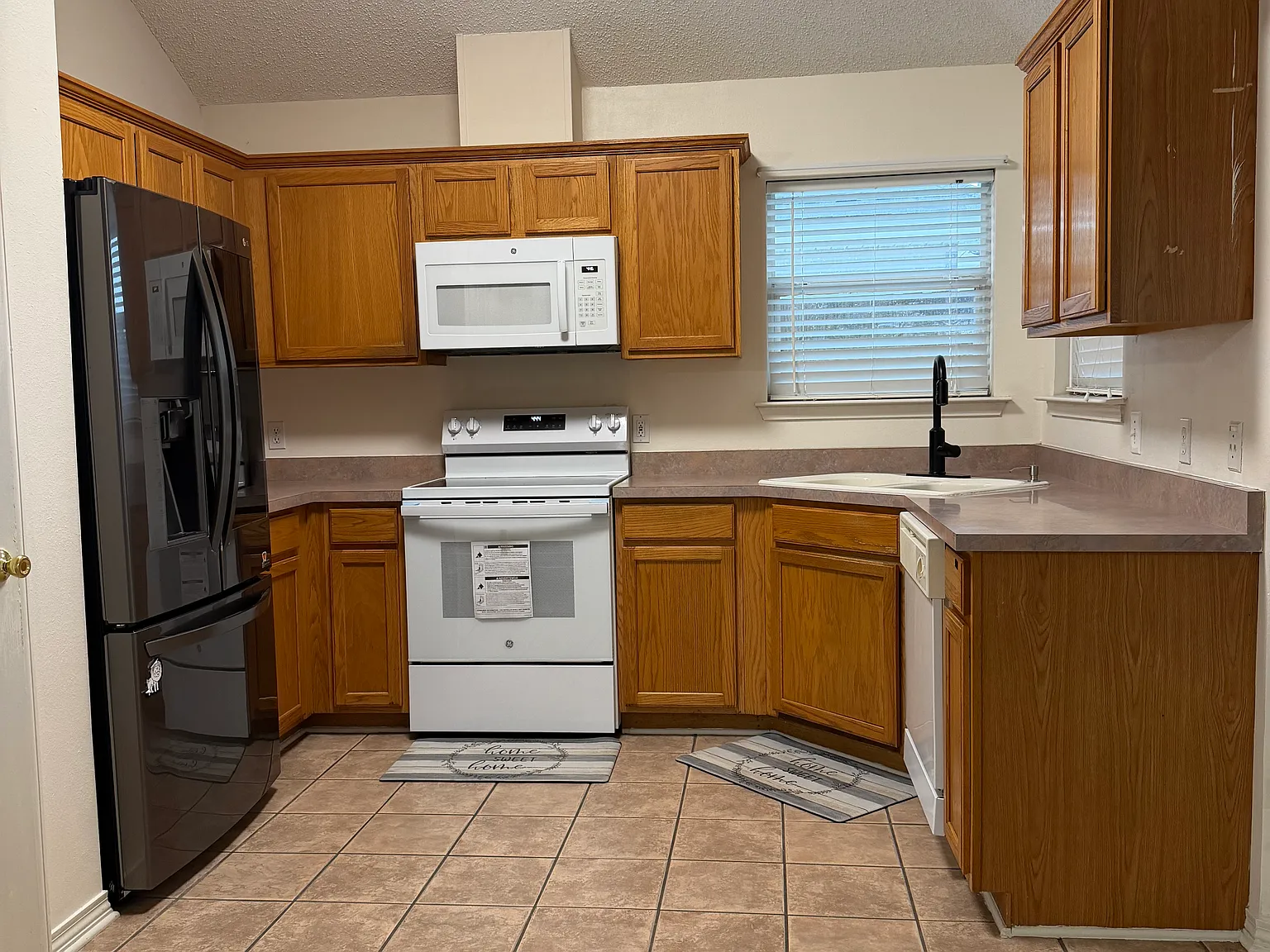 3 bed, 1600 sqft, $1,818 — Photo 3