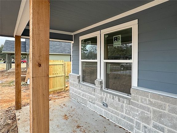 4th image of 11 Lenora Dr