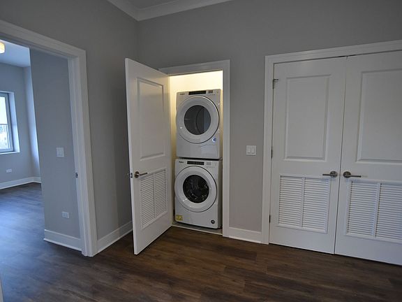 4th image of 1035 W Irving Park Rd #205