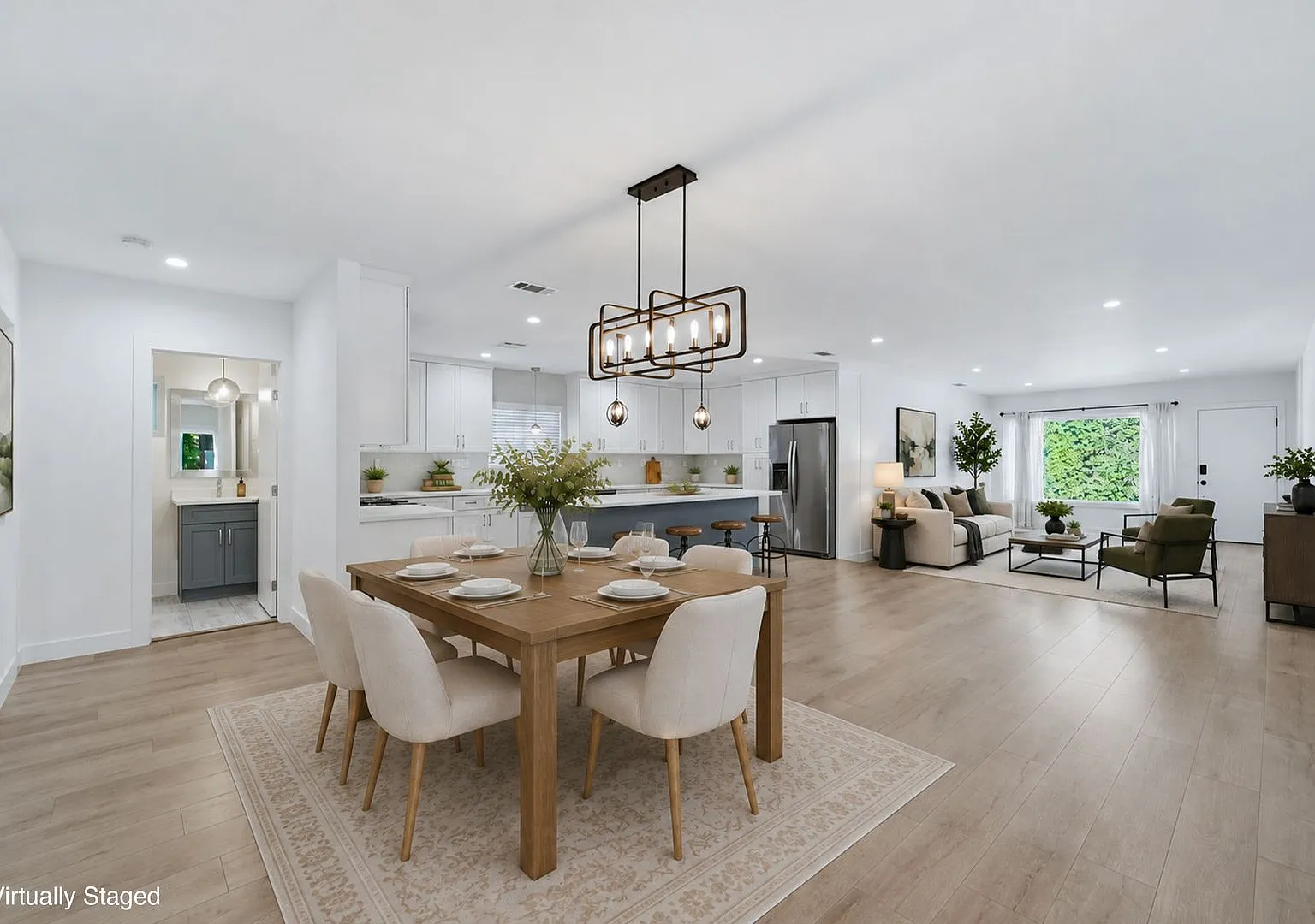 Modern Gated Retreat on a Private Lot. — Photo 1