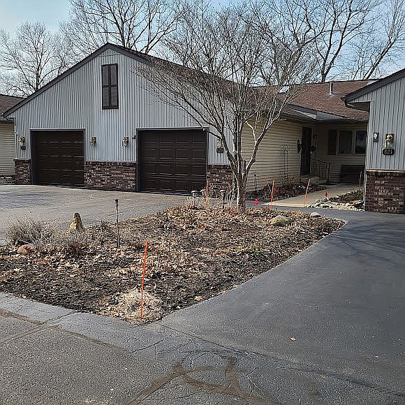 1st image of 823 Highbanks Dr