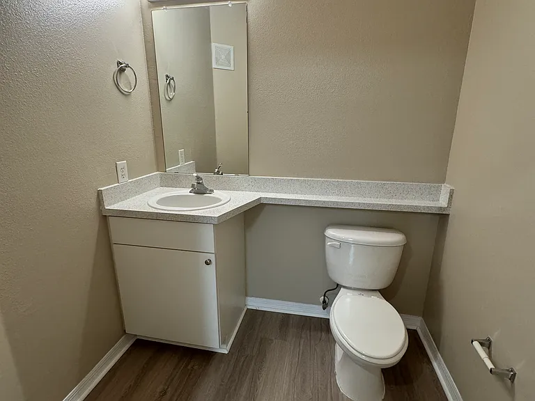1600 Villa Capri Cir #307 — Photo 4
