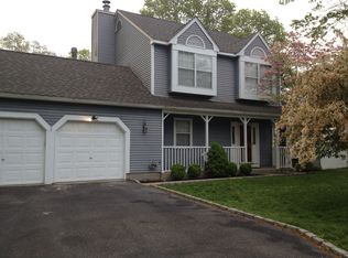 3 Gregg Ln, Coram, NY 11727