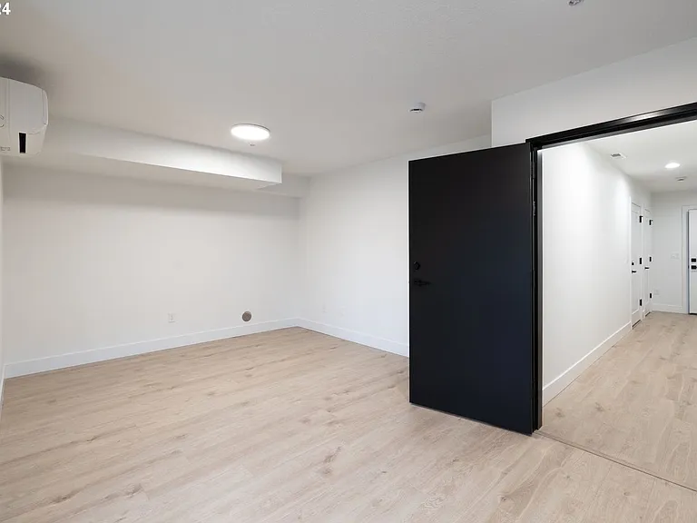 617 SW Lobelia St — Photo 24