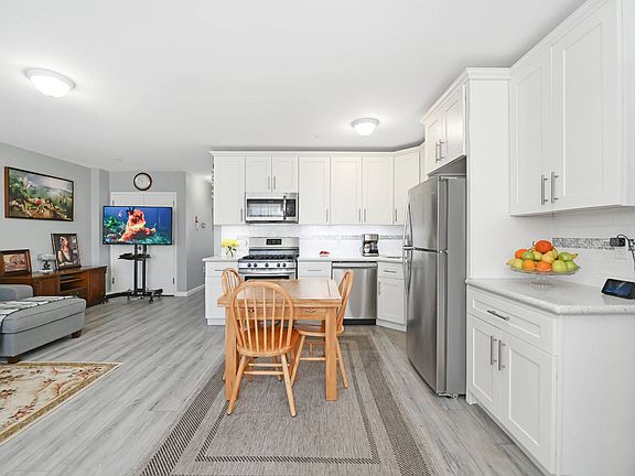 4th image of 3704A Lyme Ave