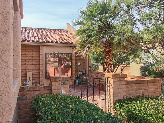 2 Entrance to Courtyard (2)