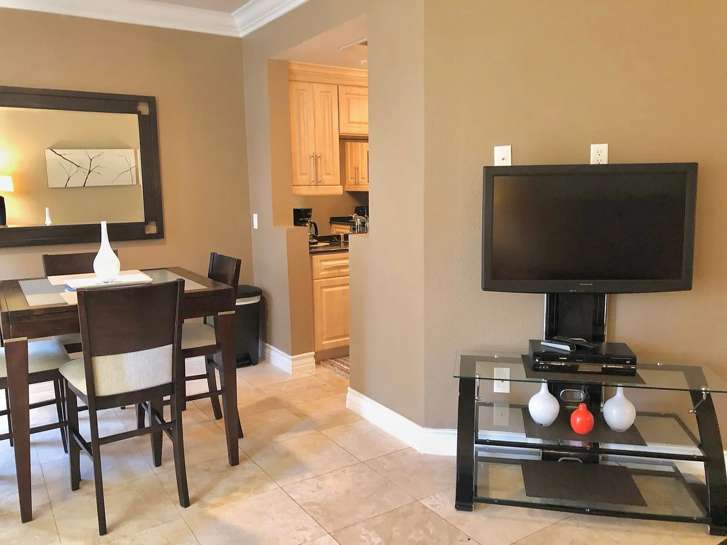 Meridian Luxury Condo. 1 Bd 1 Ba, Utilities & Cable Services NOT included in advertised rental rate! — Photo 4