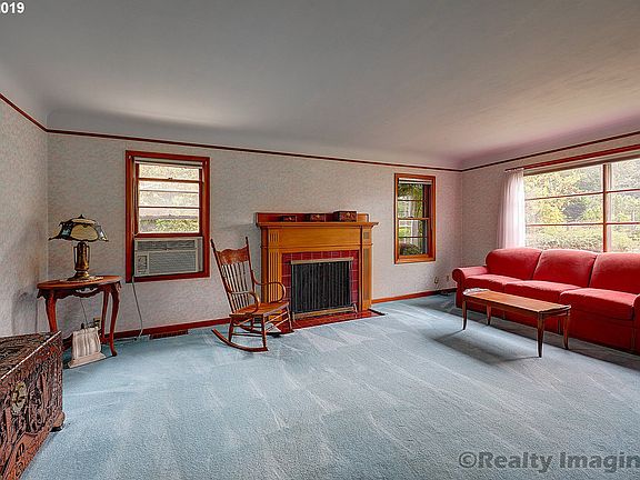 3rd image of 2929 SE Courtney Ave