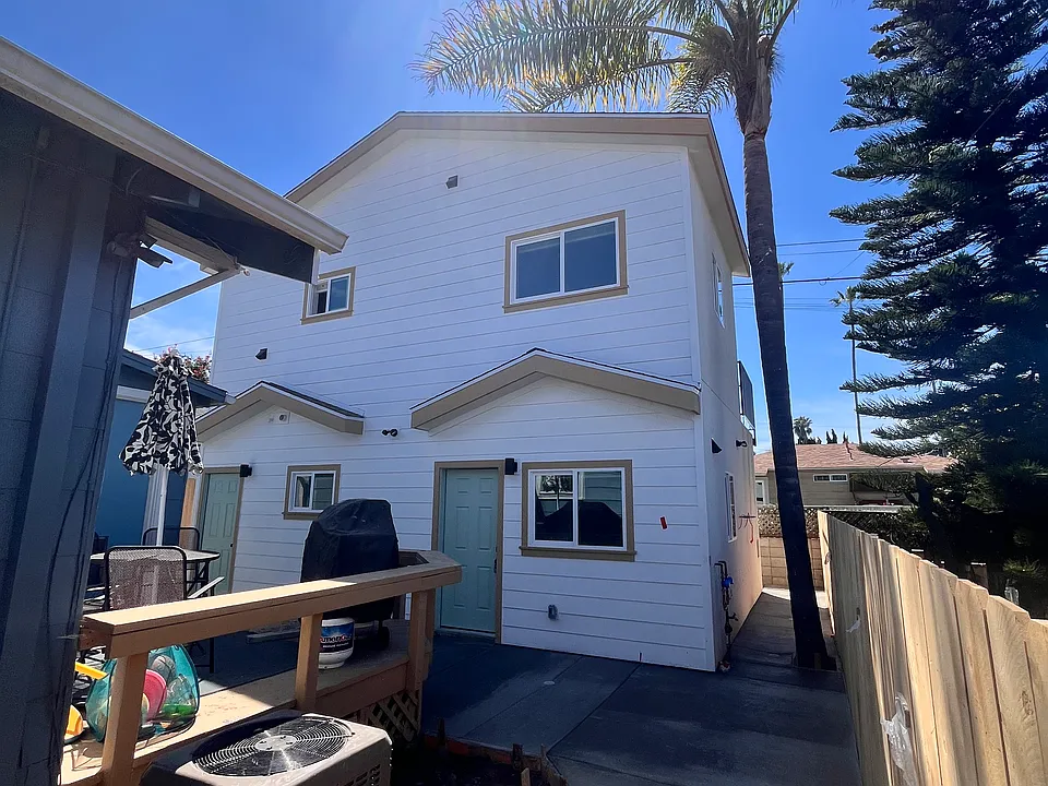 4527 Voltaire St