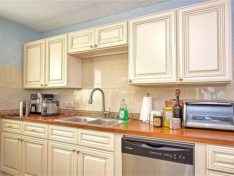 3001 E Jefferson St — Photo 27