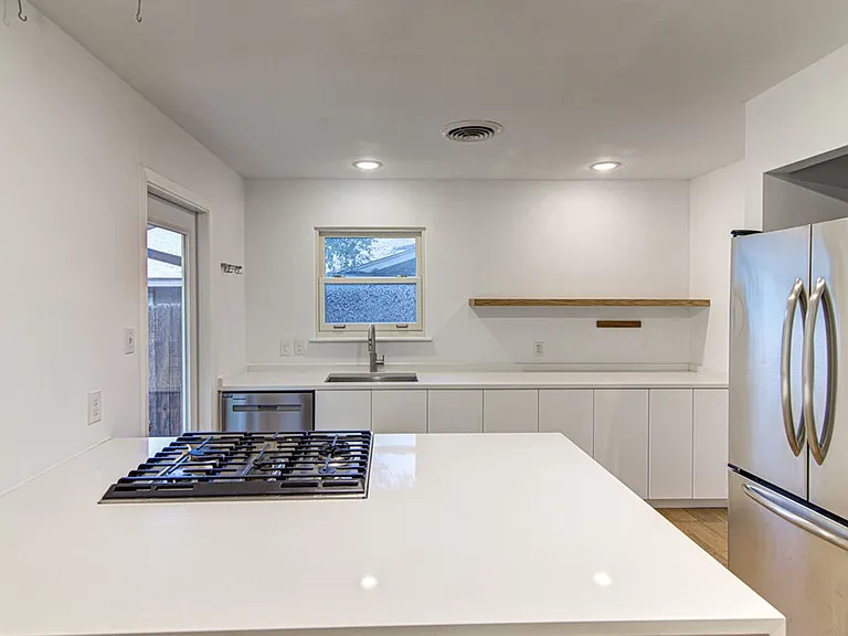 2704 Nottingham Ln — Photo 8