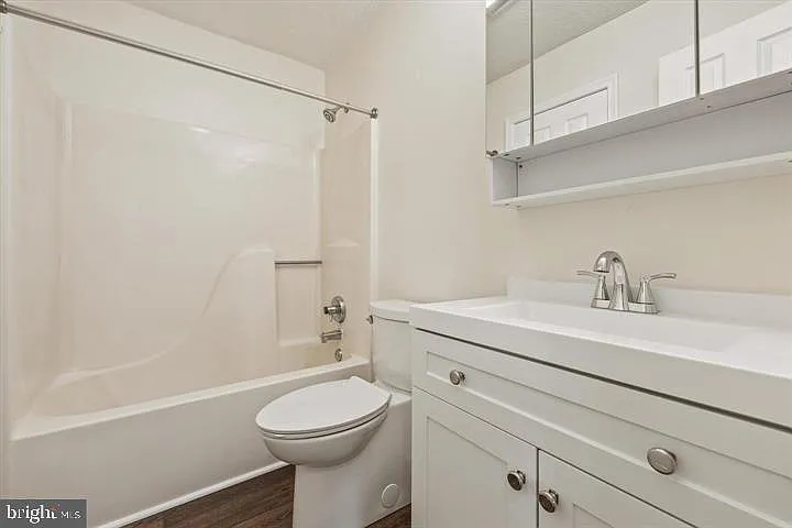 136 Nightingale Ave — Photo 16