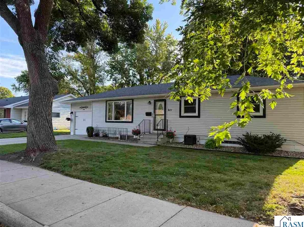 911 Pfau St, Mankato, MN 56001