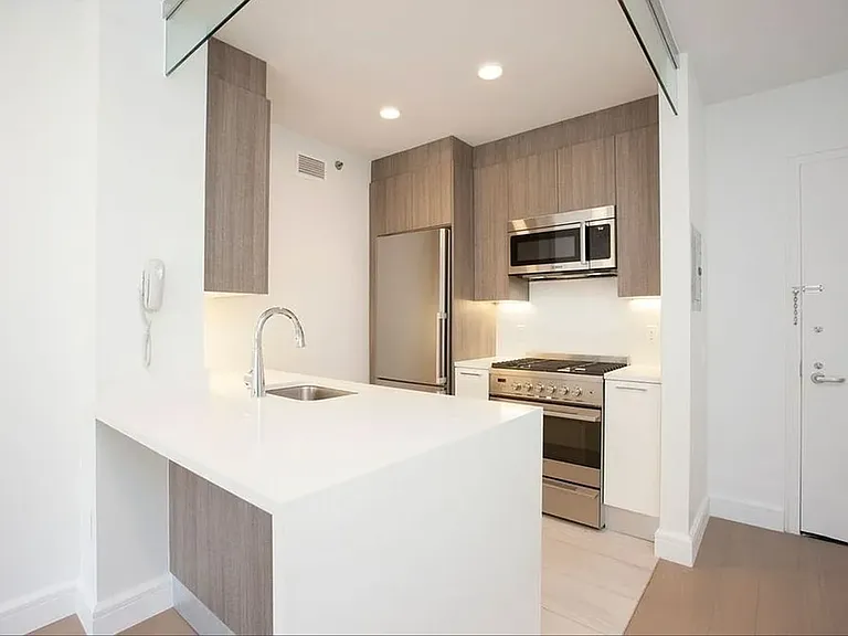 311 W 50th St #7Q — Photo 3